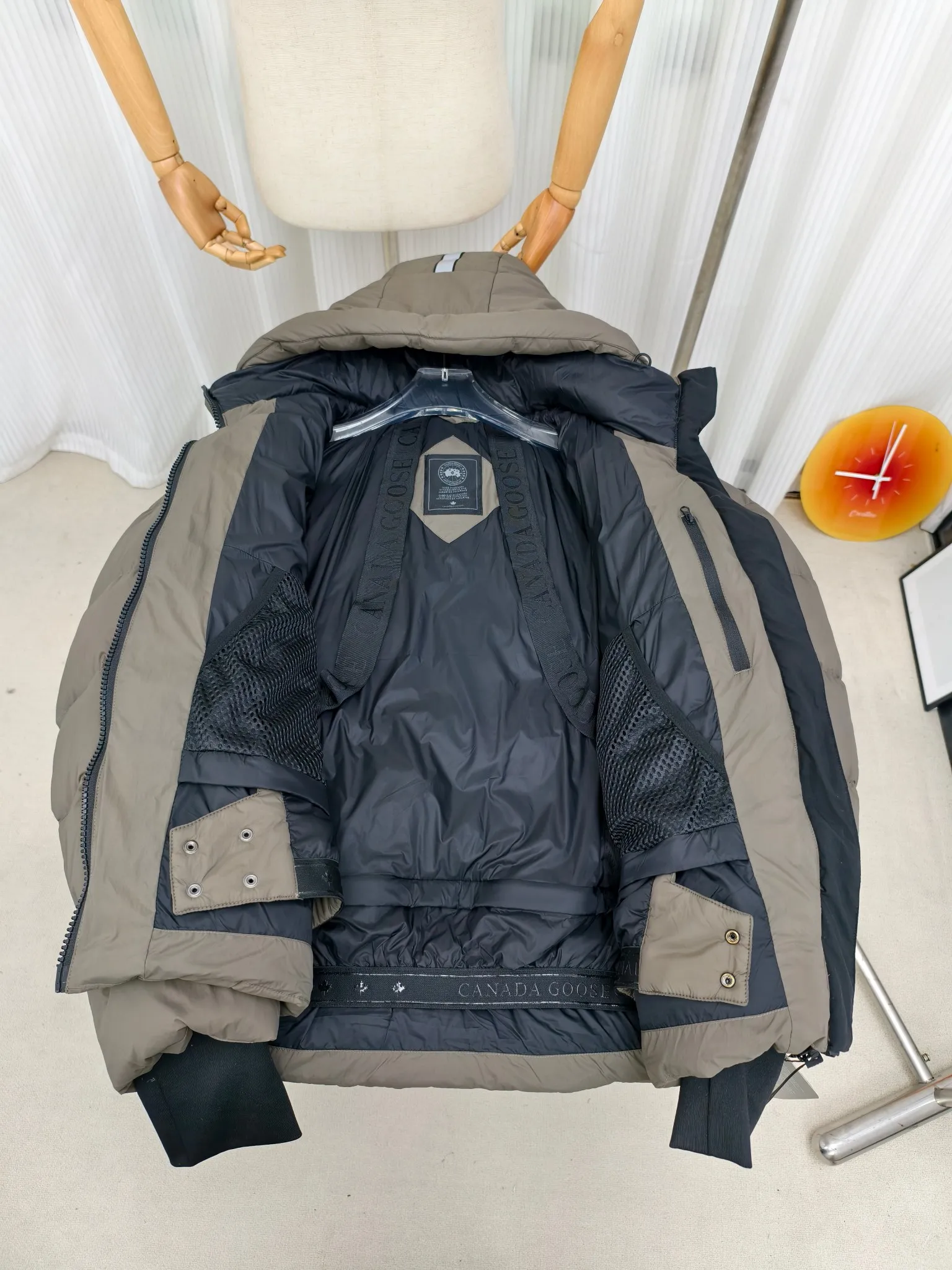 P880 Big Goose Ouyang Nana Second Generation (higher version) Canada goose Canada Goose Black Label Down Jacket A must-have in the outerwear world, the Big Goose Black Label down jacket! The latest designer styles! The goose down jacket has always been a popular element of fashion and is loved by experts from all walks of life! Fashionable hooded cut, high-end customer-supplied fine goose down, high resilience, smooth zipper, strong and firm. Pockets on both sides can store small items, free your hands, and you can go out without worries. It can also meet the need of putting your hands in your pockets👏👏Produced by Big Goose, it can be used as a group uniform by many celebrities. This down jacket uses a double-layer anti-down lining design, which has strong windproof performance and will be very warm in winter! Newly labeled white duck down filling, high fluffiness, windproof hooded design. When walking outdoors, pull the collar to the highest position, put your hands in the pockets and it will be very warm. It can be easily controlled by all body types! The interior is equipped with an elastic snow skirt design for better wrapping. The simple and neat style design highlights the masculine temperament. The impeccable style is classic and never goes out of style. It is warm and practical, and it is versatile! You can enter with your eyes closed!  Color: Black Khaki Size: XS-XXL